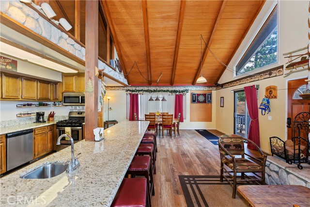 Detail Gallery Image 9 of 32 For 646 Spruce Rd, Big Bear Lake,  CA 92315 - 5 Beds | 5 Baths