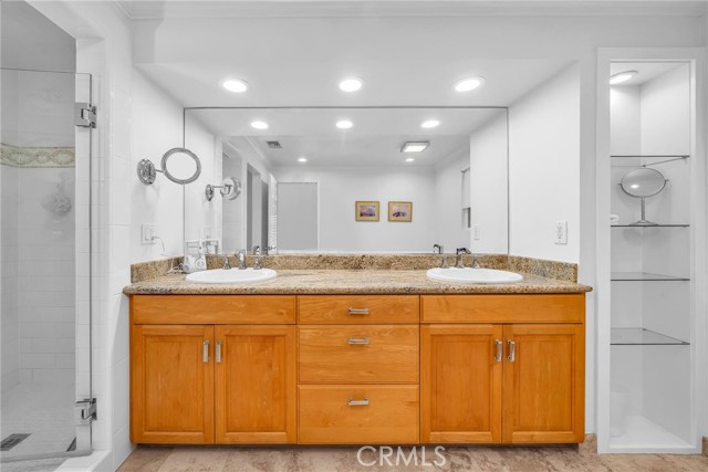 Master bath with dual sinks