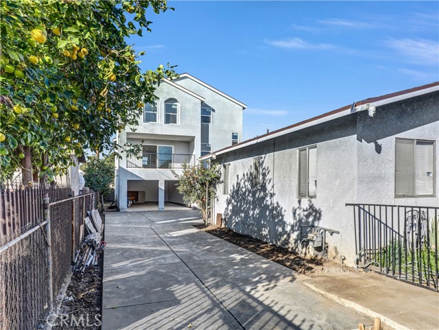 Detail Gallery Image 3 of 27 For 1231 1/2 S Rowan Ave #1/2,  Los Angeles,  CA 90023 - 4 Beds | 4 Baths