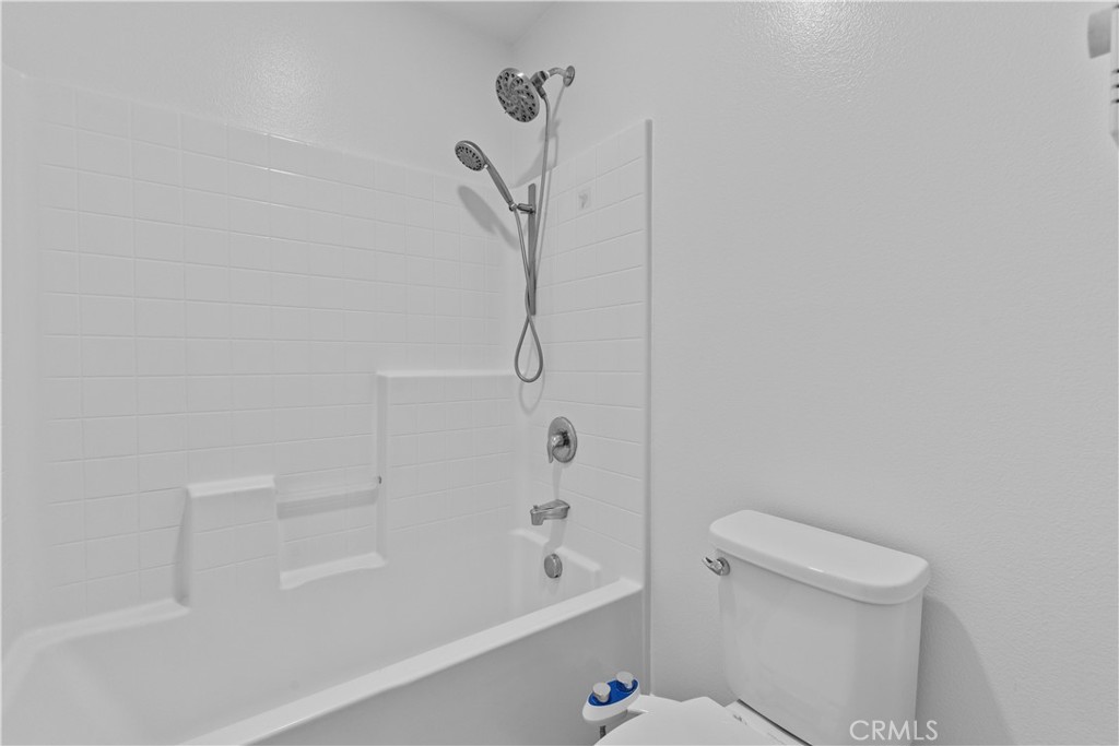 https://media.crmls.org/medias/a5458c7a-8ef3-4177-8a77-94bf29297f5a.jpg?preset=X-Large