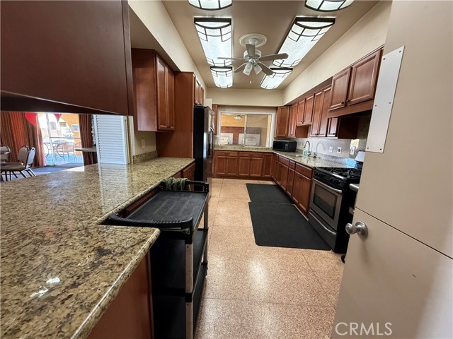 Detail Gallery Image 12 of 14 For 332 N Lyon, Hemet,  CA 92543 - 2 Beds | 2 Baths