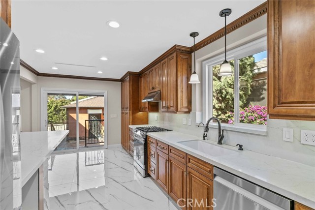 Detail Gallery Image 17 of 61 For 415 Birmingham Rd, Burbank,  CA 91504 - 4 Beds | 3/1 Baths