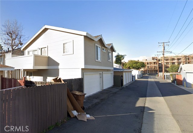 517 Williamson Avenue D Fullerton, California Great Fully Detached Private Unit Upstairs above 2 Private 2 Car Garages. 2 Bedrooms & 2 Bathrooms. A) Master Bedroom with Attached Bathroom. B) Hallway Bedroom with Hallway Bathroom. Open Floor Plan Kitchen. Remodeled. New Flooring. Fresh Paint. PRIVATE UNIT.. NO Common Walls with other Living Units. Unit Comes with 2 Car Private Garage! Ready to Move In NOW...There is NO Washer / Dryer in UNIT.. there is Shared Washer & Dryer attached to garage. Coin Operated. Minimum income $81,000 with no debt. 640+ FICO. Must be ready to move in now. Will not wait.