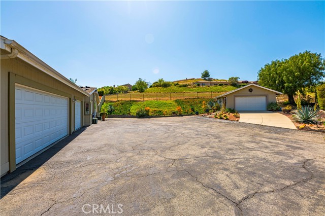 40468 Rock Mountain Drive, Fallbrook CA: https://media.crmls.org/medias/a549d9c9-cba6-439c-a5f7-78aaef6b904d.jpg
