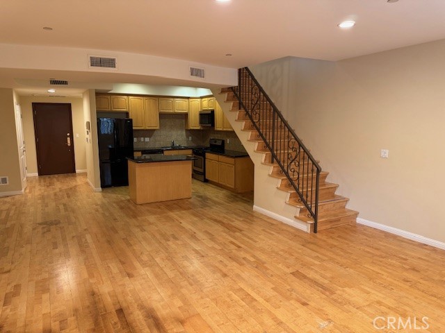 Detail Gallery Image 7 of 24 For 11501 Hatteras, North Hollywood,  CA 91601 - 3 Beds | 3 Baths