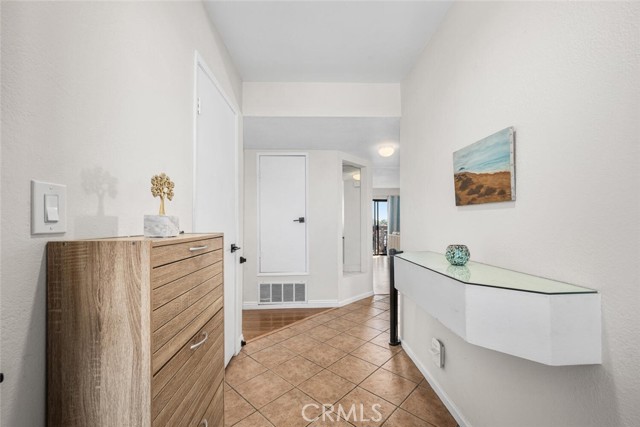 Detail Gallery Image 2 of 38 For 1425 E 2nd St #301,  Long Beach,  CA 90802 - 3 Beds | 2 Baths