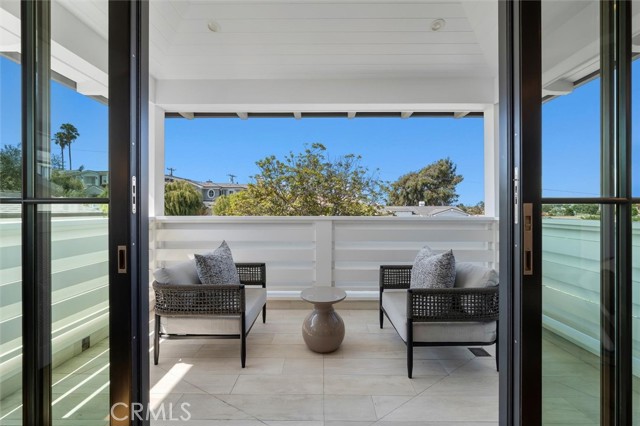 Detail Gallery Image 34 of 75 For 676 18th St, Manhattan Beach,  CA 90266 - 6 Beds | 6/2 Baths