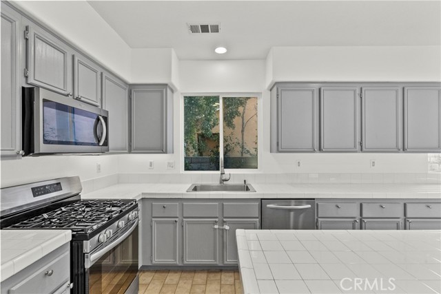 Detail Gallery Image 16 of 43 For 19914 via Joyce Dr, Saugus,  CA 91350 - 3 Beds | 2 Baths