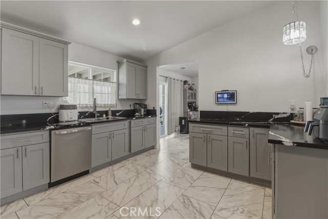 Detail Gallery Image 11 of 22 For 15688 Winnebago, Apple Valley,  CA 92307 - 4 Beds | 2/1 Baths