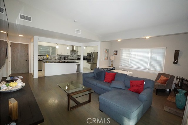 Detail Gallery Image 4 of 47 For 9327 Stanwin Ave, Arleta,  CA 91331 - 4 Beds | 2 Baths