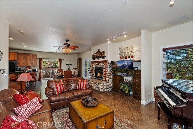 Detail Gallery Image 7 of 45 For 26589 Amador, Lake Arrowhead,  CA 92352 - 4 Beds | 3 Baths