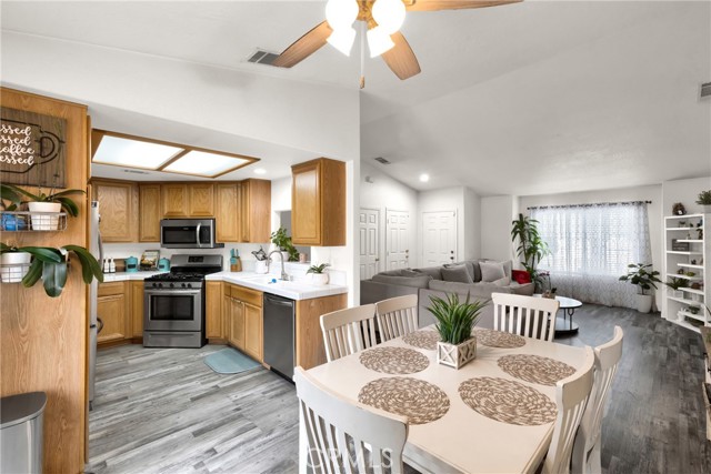 Detail Gallery Image 5 of 24 For 13061 Billings Ct, Victorville,  CA 92395 - 3 Beds | 2 Baths