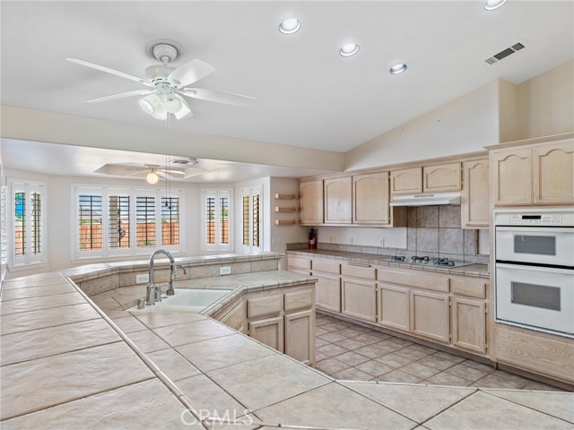 Detail Gallery Image 12 of 57 For 16992 Joshua, Apple Valley,  CA 92307 - 5 Beds | 4 Baths
