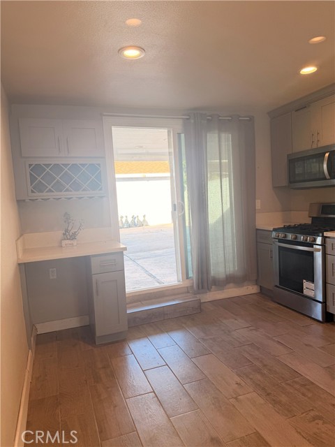 Detail Gallery Image 14 of 33 For 18631 Warren, Tustin,  CA 92780 - 2 Beds | 2 Baths