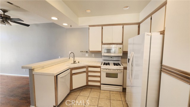 Detail Gallery Image 4 of 33 For 28456 Yosemite Dr, Lake Forest,  CA 92679 - 3 Beds | 3 Baths