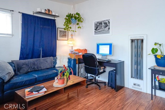 3915 E 11th Street, Long Beach CA: https://media.crmls.org/medias/a570e0ee-932b-463d-b262-985baa165367.jpg