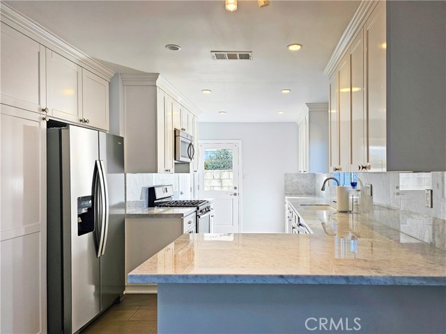 Detail Gallery Image 7 of 15 For 22045 De La Osa, Woodland Hills,  CA 91364 - 2 Beds | 2 Baths