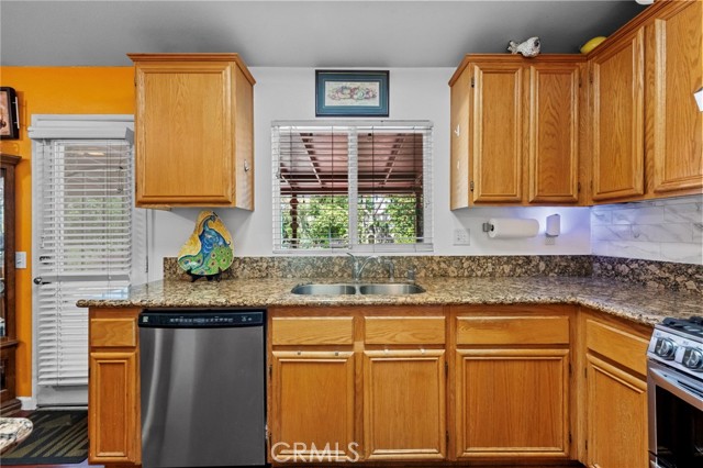 Detail Gallery Image 15 of 55 For 15070 Spring, Fontana,  CA 92335 - 5 Beds | 2 Baths