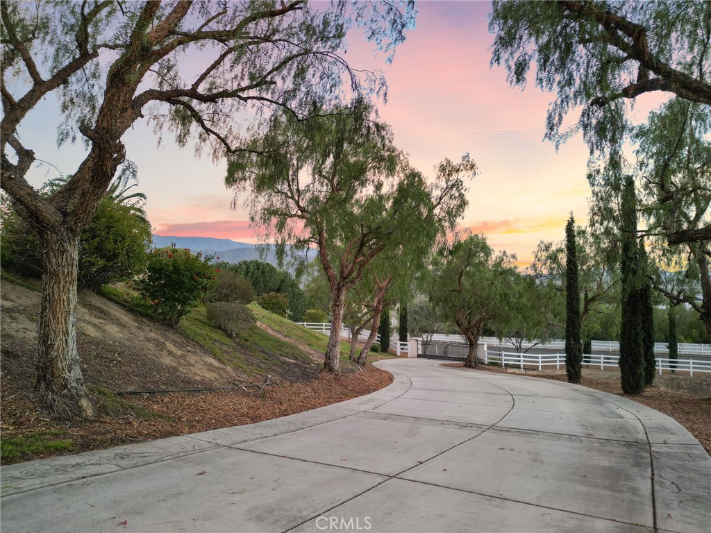 https://media.crmls.org/medias/a576cfa1-26be-4ef8-9fad-2b8e8c4611ac.jpg?preset=X-Large