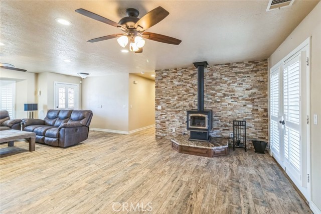 Detail Gallery Image 7 of 51 For 8722 Deep Creek Rd, Apple Valley,  CA 92308 - 3 Beds | 2/1 Baths