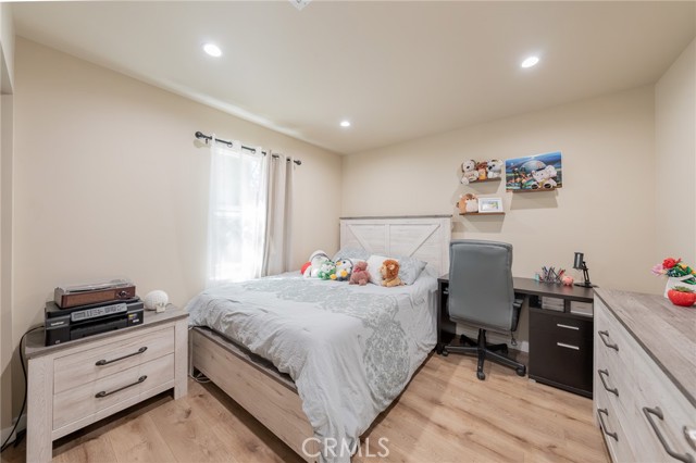 9720 Hayvenhurst photo 20