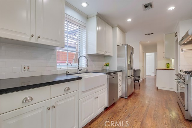 Detail Gallery Image 16 of 30 For 12640 Albers St, Valley Village,  CA 91607 - 6 Beds | 4 Baths