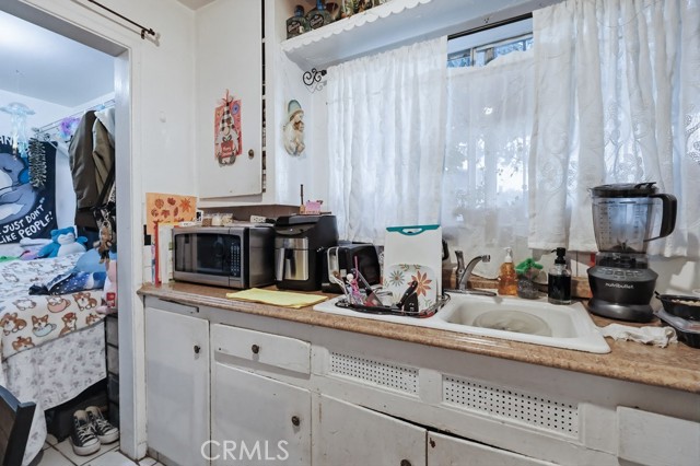 4322 W 105th Street, Inglewood CA: https://media.crmls.org/medias/a581bf30-cacf-4630-b3b3-ada413ddb474.jpg