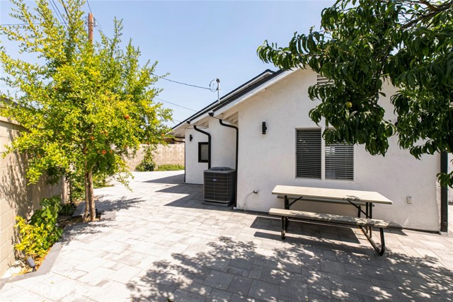 10265 Strathern Street, Sun Valley CA: https://media.crmls.org/medias/a5883132-82b4-43b8-9e4d-68339932db68.jpg