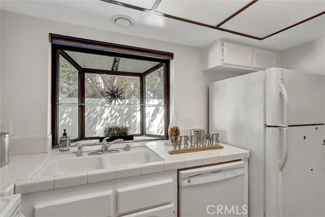 905 Powell Court, Costa Mesa CA: https://media.crmls.org/medias/a589e865-4528-4295-bcc7-3c6355d951fb.jpg