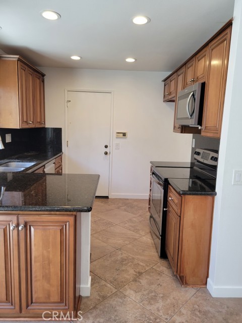 20 Summerfield, Irvine CA: https://media.crmls.org/medias/a589fc76-15ce-4072-99a2-c8231b1978c5.jpg
