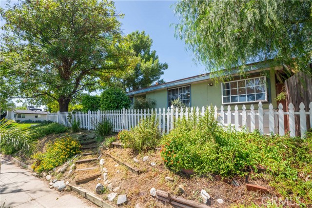 13742 Sproule Avenue photo 2