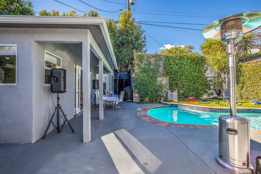 1207 Greenacre Avenue, West Hollywood, California 90046, 3 Bedrooms Bedrooms, ,3 BathroomsBathrooms,Single Family Residence,For Sale,Greenacre,SR24111600
