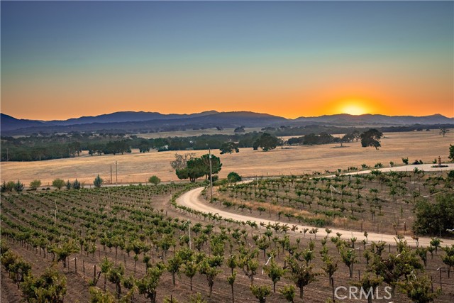 Detail Gallery Image 9 of 53 For 7110 Drake Rd, Paso Robles,  CA 93446 - 4 Beds | 4/1 Baths