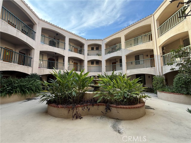 Detail Gallery Image 7 of 33 For 4200 via Arbolada #120,  Los Angeles,  CA 90042 - 2 Beds | 2 Baths