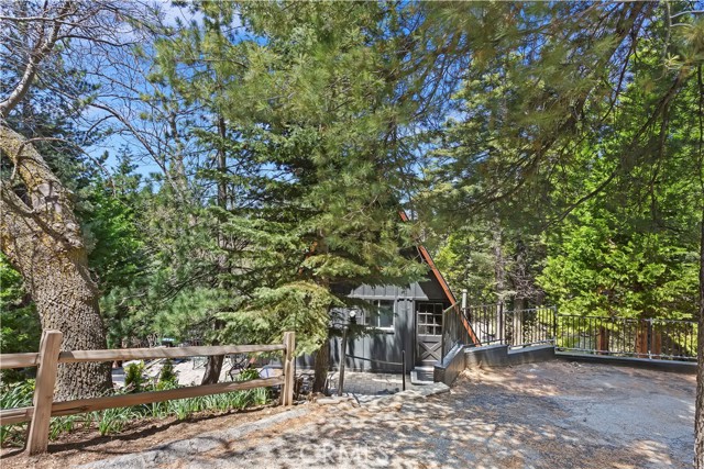 Detail Gallery Image 4 of 31 For 323 Mittry Ln, Lake Arrowhead,  CA 92352 - 3 Beds | 2 Baths