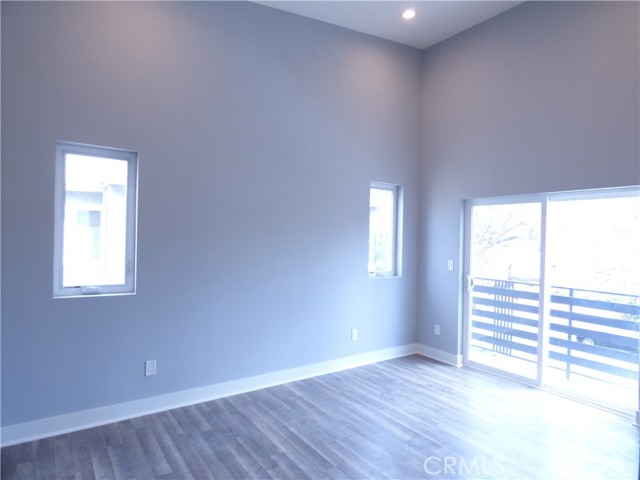 Detail Gallery Image 8 of 20 For 1923 Holly Dr, Los Angeles,  CA 90068 - 2 Beds | 2 Baths