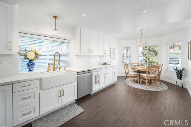 Detail Gallery Image 10 of 59 For 23456 Thornewood Dr, Newhall,  CA 91321 - 6 Beds | 4 Baths