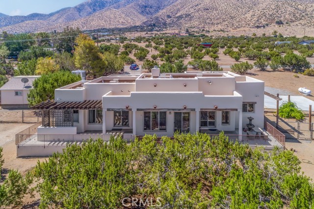 10555 Cima Mesa Road, Juniper Hills CA: https://media.crmls.org/medias/a59869cd-4581-4552-945f-8a7de106e179.jpg