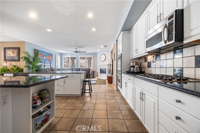 Detail Gallery Image 8 of 53 For 40755 Knollwood Ct, Palmdale,  CA 93551 - 5 Beds | 4 Baths