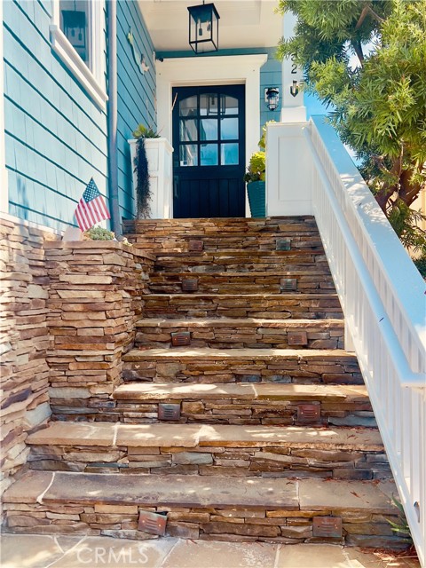 Detail Gallery Image 3 of 75 For 132 28th St, Hermosa Beach,  CA 90254 - 5 Beds | 4/1 Baths