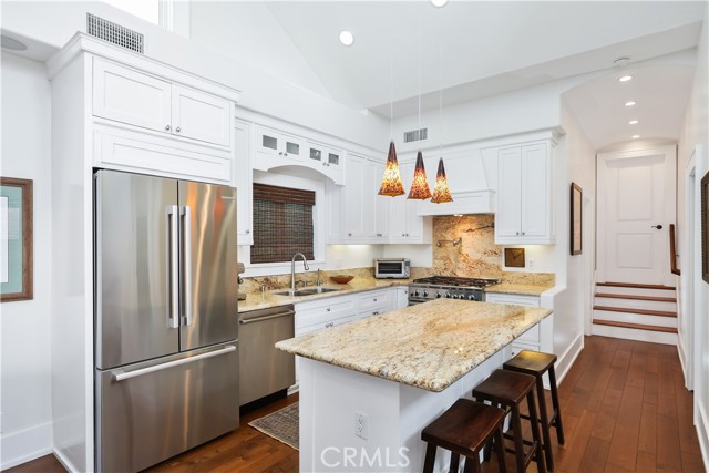 Detail Gallery Image 2 of 37 For 516 Poinsettia #B,  Corona Del Mar,  CA 92625 - 3 Beds | 3 Baths