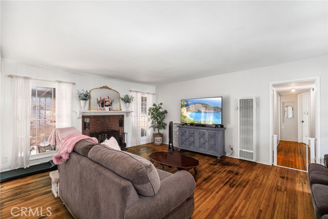 4600 Edelle Place, Los Angeles CA: https://media.crmls.org/medias/a5ac7f1a-d9e0-4b62-80c0-adc263f50444.jpg