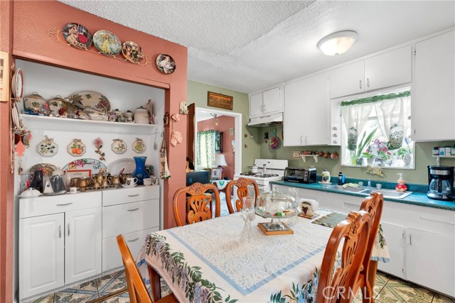 470 E Home Street, Long Beach CA: https://media.crmls.org/medias/a5af7eba-4b11-472d-8d82-272c93b24ee5.jpg