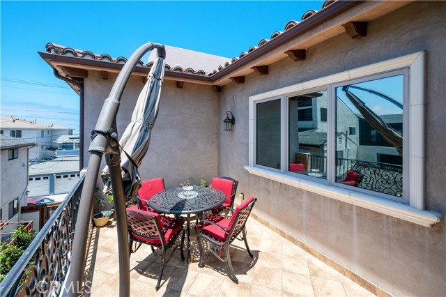 1407 S Catalina Avenue, Redondo Beach CA: https://media.crmls.org/medias/a5b1cdfb-ae2a-499f-ac90-2345ee9c6a55.jpg