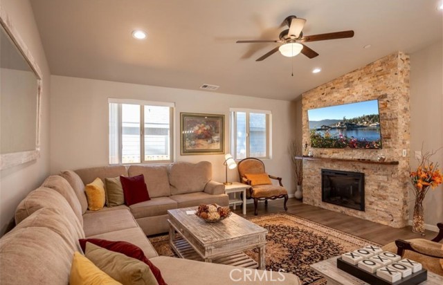 Detail Gallery Image 5 of 34 For 905 W Aeroplane Bld, Big Bear City,  CA 92314 - 3 Beds | 2 Baths