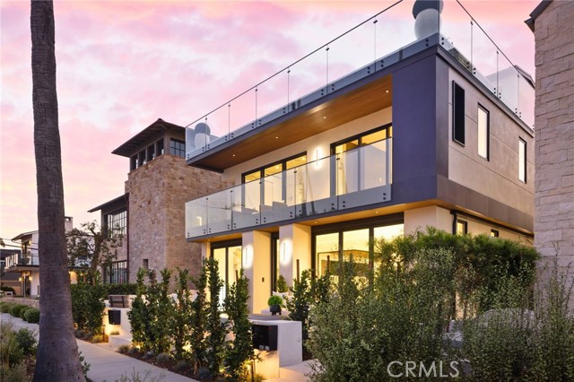 303 1/2 Goldenrod Avenue, Corona del Mar CA: https://media.crmls.org/medias/a5b415b3-4b86-433f-a42f-d9841f02c08b.jpg
