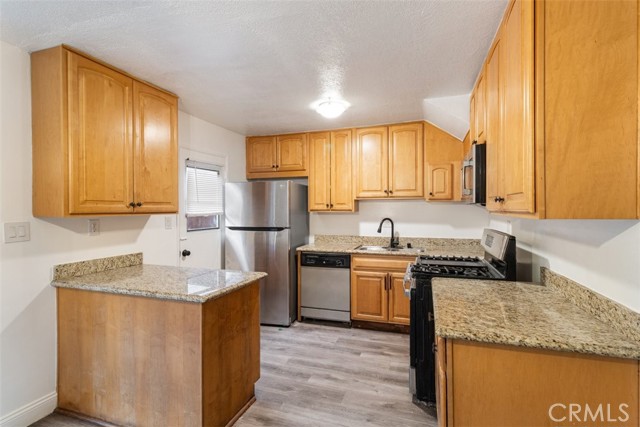 Detail Gallery Image 6 of 29 For 17041 17041 Roscoe Blvd. #4, Northridge,  CA 91325 - 2 Beds | 2 Baths