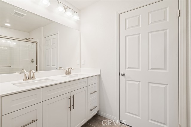 Detail Gallery Image 16 of 30 For 14714 Sherman Way, Van Nuys,  CA 91405 - 4 Beds | 3/1 Baths