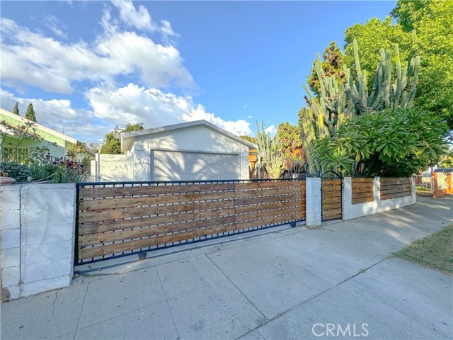 Detail Gallery Image 2 of 25 For 223 E 89th St, Los Angeles,  CA 90003 - 3 Beds | 3 Baths