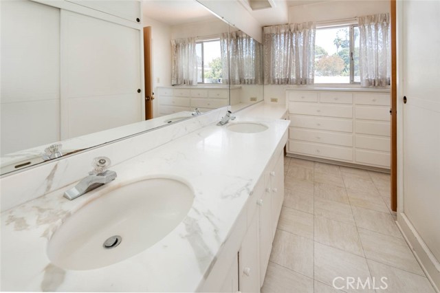 11 Sunnyfield, Rolling Hills Estates, California 90274, 4 Bedrooms Bedrooms, ,2 BathroomsBathrooms,Residential,Sold,Sunnyfield,PV22127570
